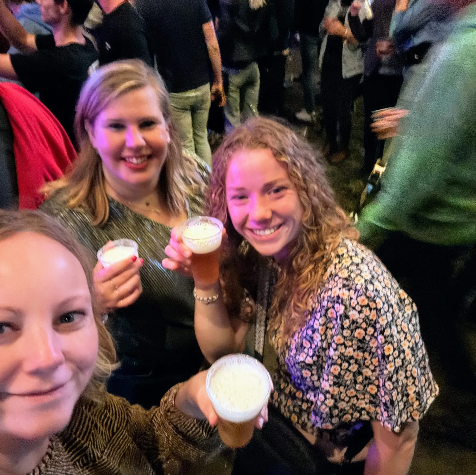 Bier, tarotkaarten en wilde gesprekken: Dicky Woodstock 2025