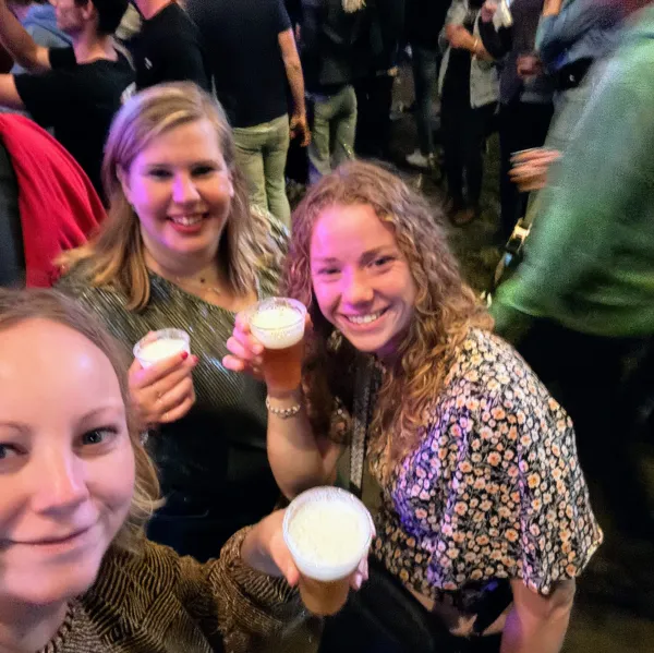 Bier, tarotkaarten en wilde gesprekken: Dicky Woodstock 2025